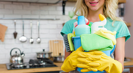 Foto de mulher faxineira com balde nas mãos cheio de produtos de limpeza - Profissionais - Diaristas - Agência Makom